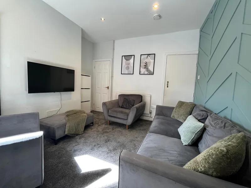 Stylish 4 Bedroom House // 2026/7 - Thumbnail 1